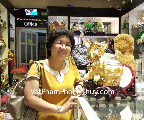 Chị Quyên - khách hàng mua tượng voi vàng bên hồ lô H357G