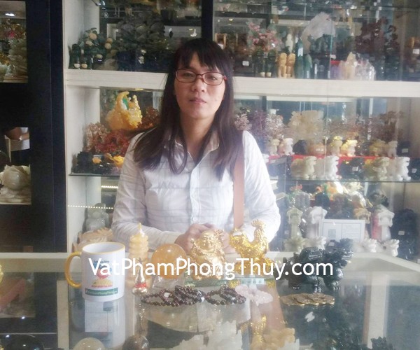 Chị Hải - khách hàng mua Tiền hoa mai CC1139, Hồ lô D206, Quả cầu thạch anh M191, Tỳ hưu GM016, Tháp văn xương GM061, Phật di lặc H251G, Gà vàng G077A, Chuỗi tỳ hưu S6007, Chuỗi mắt mèo S6436