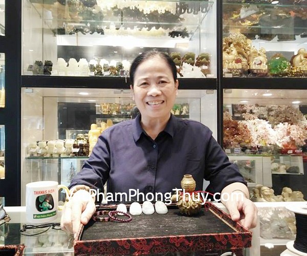 Cô Loan - khách hàng mua mặt phật bản mệnh ngọc phỉ thúy S6507, S6508, chuỗi hạt lựu đỏ S6381-494 và vòng hồng lục bảo hạt dẹp S6349-8960