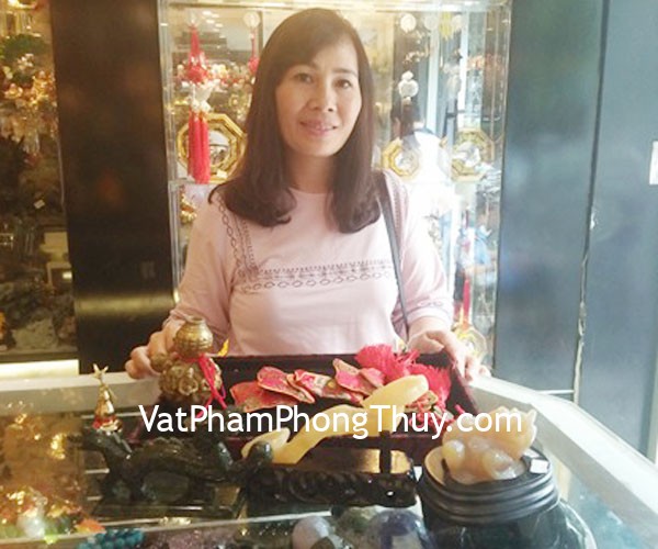 Cô Hiền- khách hàng mua gậy như ý Hoàng Long GM075, phật bản mệnh ngọc Phỉ Thúy tuổi Mão S6507-3, hồ lô bát tiên nhỏ D204