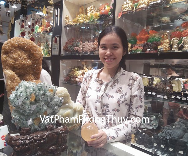 Chị Kim Ngân - khách hàng mua quả cầu đá thạch anh vàng non M191-S3-1171