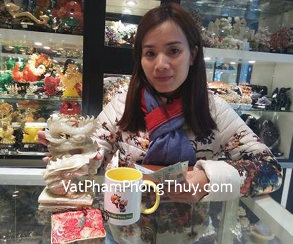 Chị Nga - khách hàng mua tượng rồng cẩm thạch N075 và mặt ve ngọc phỉ thuý