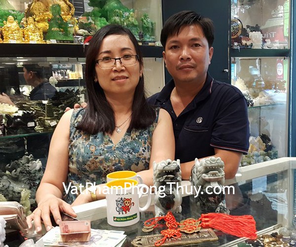 Vợ chồng chị Linh - khách hàng mua cặp tỳ hưu phỉ thúy NS165, kim bài thiên quan tức phước CC1160, xâu tiền hoa mai 6 cánh CC1130 và một số chuỗi tráng sức