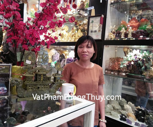 Chị Huệ - khách hàng mua thuyền buồm rồng đá lam ngọc M072