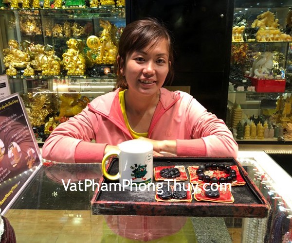 Chị Thường - Khách hàng mua Phật bản mệnh đá hắc ngà - Ngọ (Đại Thế Chí Bồ Tát) S6340-5, Tam hợp Dần - Ngọ - Tuất đá hắc ngà S2022,  Chuỗi hắc ngà đẹp A 18li S6673, Long mã tinh thần đá hắc ngà S2029 và Tỳ hưu đeo cổ đá hắc ngà Đài Loan lớn S401