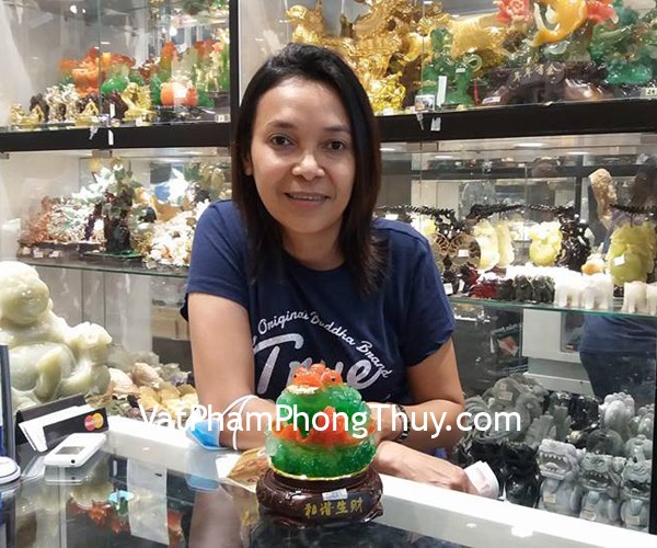 Chị Mỹ Phương- khách hàng mua thiềm thừ xanh mào đỏ trên bụi sen C063A và chuỗi tỳ hưu mắt mèo S6417