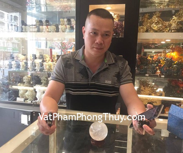Anh Công - khách hàng mua quả cầu thạch anh trắng