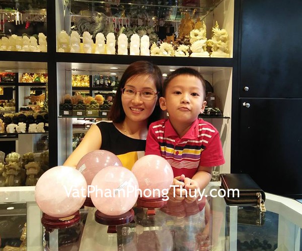 Chị Hồng - khách hàng mua quả cầu thạch anh hồng M181-S3-9072