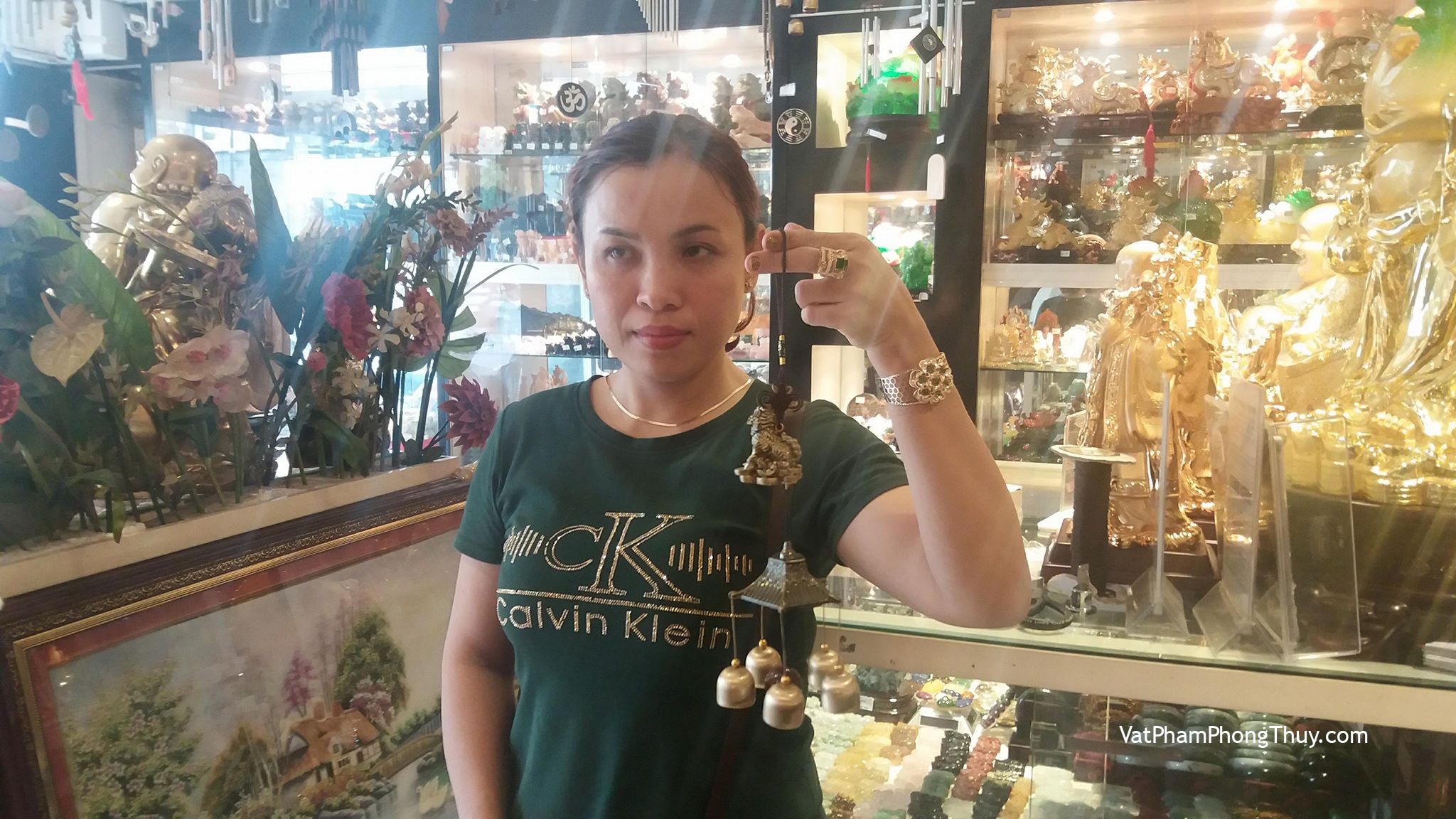 Chị Kim Lương - khách hàng mua chuông gió kỳ lân 5 chum đồng CG1203