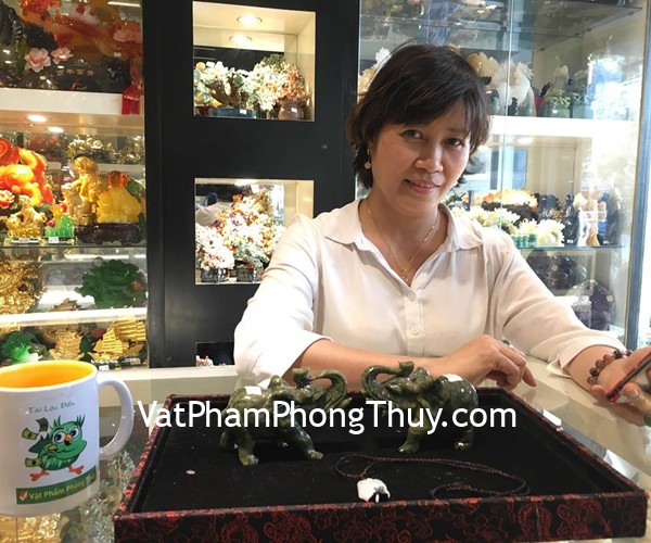 Chị  Hải Yến - khách hàng mua voi đá lam ngọc DA056