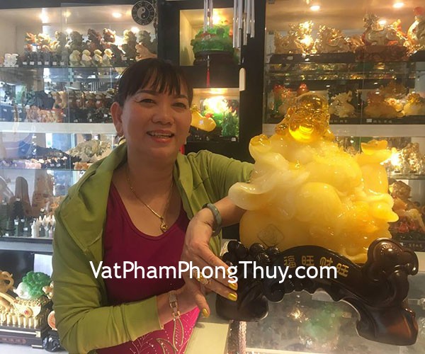 Chị Thoa - khách hàng mua tượng Phật Di Lặc vàng ngồi trên túi tiền C131A
