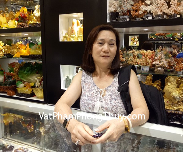 Chị Nguyễn - khách hàng mua vòng tay thạch anh vàng S6664-3119, tỳ hưu mắt mèo S931, vòng thạch anh tím Uruguay S6361-2652