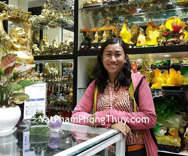 Chị Hoàng Nga - khách hàng mua quả cầu thạch anh tím GM142-3673, ấn rồng xanh H037 và bột tẩy uế BTU