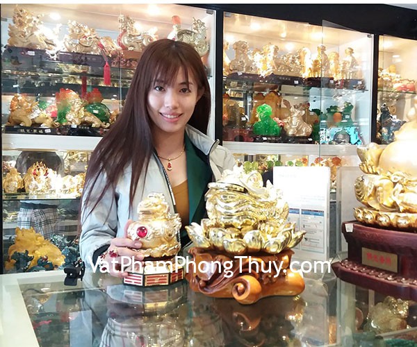 Chị Duy - khách hàng phong thủy mua thiềm thừ bột đá mạ vàng Y052 và tỳ hưu vàng đế xoay A057