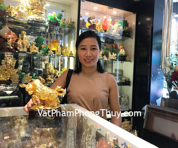 Chị Hồng Hoa - Khách hàng mua Trâu vàng trên tiền đế gỗ C114A