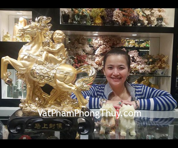Chị Hoa - khách hàng mua tượng mã thượng phong hầu K009M và tỳ hưu bắc kinh xanh BKX-M