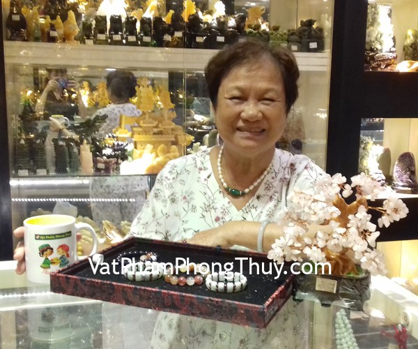 Cô Anh - khách hàng mua Chuỗi Phỉ Thúy dẹp S6681, Chuỗi thạch anh tóc nhiều màu S6230-3332, Chuỗi thạch anh tím đậm S6361-1900, Cây tài lộc thạch anh hồng KC027