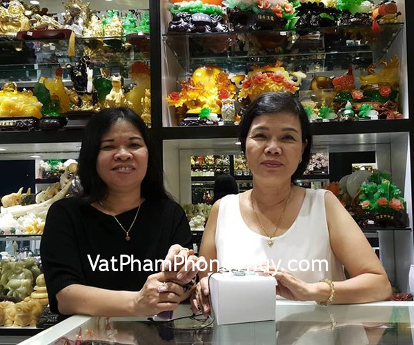 Chị Phượng, chị Hằng - khách hàng mua vòng tay đá ngọc ưng nhãn S6739-4280, hồ ly thạch anh trắng S6496, phật bản mệnh phỉ thúy S6865, vòng tay thạch anh tóc vàng S6746-3315