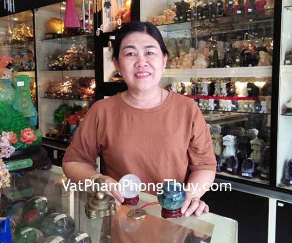 Cô Thu - khách hàng mua quả cầu thạch anh trắng và đá dạ quang xanh, xu hoa mai và bát quái nhôm lồi lớn.