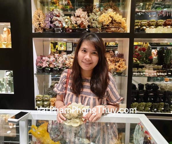 Chị Tuyền - khách hàng mua tượng cóc ba chân đá cẩm thạch trung CTT-M