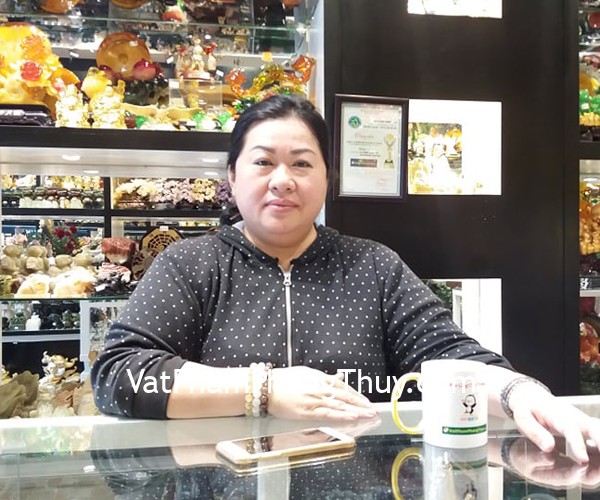 Chị Tâm - khách hàng mua chuỗi đá mặt trăng ánh xanh S6742-5609