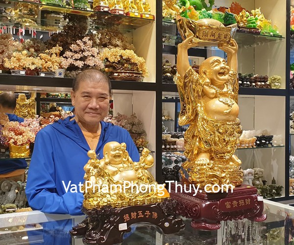 Gia đình cô chú Phụng - khách hàng mua tượng phật di lạc H237G, bộ tam đa xanh LN108 và tượng phật di lạc LN188