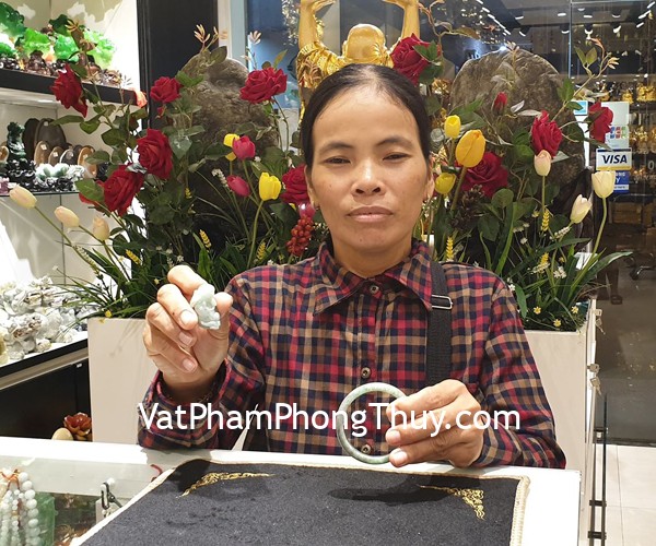Cô Huệ - khách hàng mua vòng tay cẩm thạch và mặt tỳ hưu ngọc phỉ thúy S6898