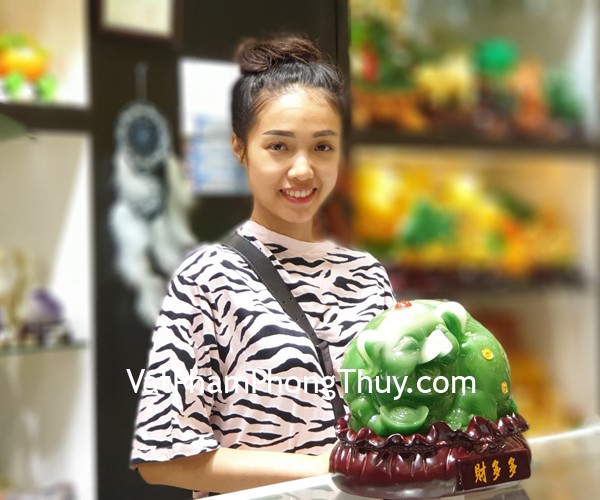 Chị Trang - khách hàng mua tượng heo xanh trên túi tài lộc LN024