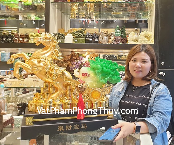 Chị Thư - khách hàng mua tượng ngựa LN120, thiềm thừ LN087 và tượng di lạc đồng D316