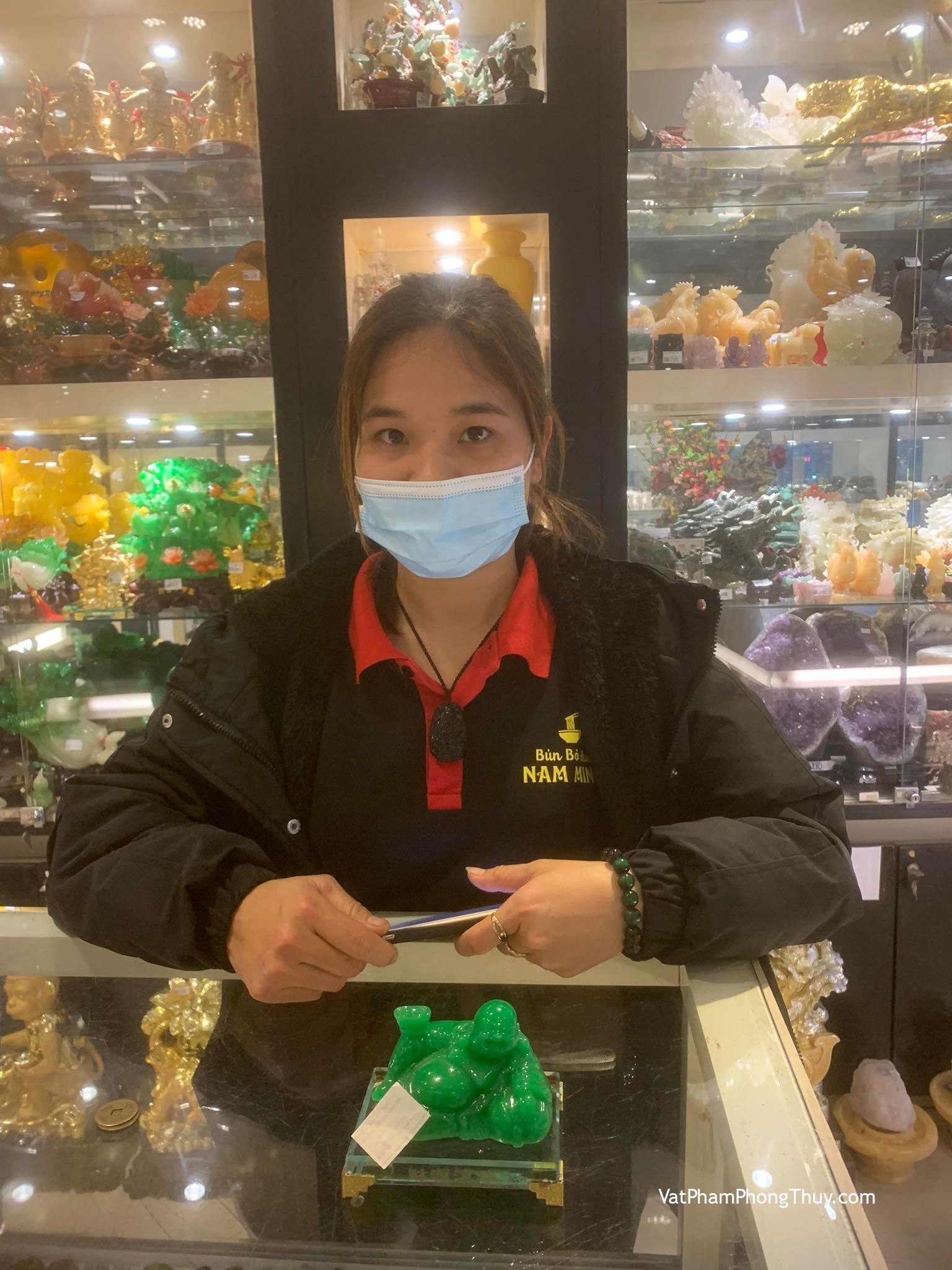 Chị Linh - Khách hàng mua Phật di lạc xanh ngọc tay LN192	và Chuỗi mã não khắc sen Phật S6843.